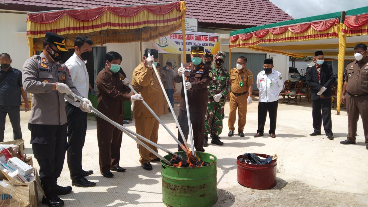 Kejari Kutai Barat Bakar BB Yang Sudah Inkrah, Disaksikan Bupati dan Forkopimda