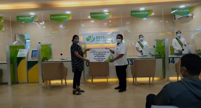 hari pelanggan Nasional BPJamsostek memberikan simbolis berupa santunan kematian kepada Peserta penerima upah, Senin (06/09/21). Foto : BorneoFlash.com/HO.