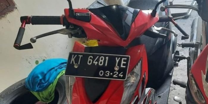 Barang Bukti Yang diamankan Honda beat warna merah hitam KT 6481 YE. Foto : BorneoFlash.com/Muhammad Eko.