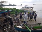 Satu mayat pria tanpa identitas ditemukan di bibir pantai di kawasan Pelabuhan Semayang, jalan Yos Sudarso kecamatan Balikpapan Kota, Rabu (8/9/2021). Foto : BorneoFlash.com/Muhammad Eko.