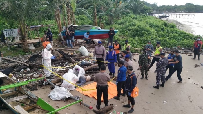 Penemuan mayat tanpa identitas di kawasan Pantai belakang Kantor PT. Sarana Reka Cipta (Aspal Curah) Jalan Yos Sudarso Rt.09 Balikpapan Kota pada Rabu (8/9/2021) kemarin. Foto : BorneoFlash.com/Muhammad Eko.