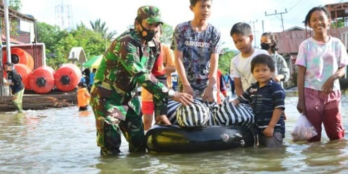 Personel Kodim 0912/KBR yang dipimpin langsung oleh Kasdim Mayor Czi Vispayudha Auguzta mengevakuasi warga yang terdampak banjir di Kecamatan Long Iram kemarin. Foto : HO.