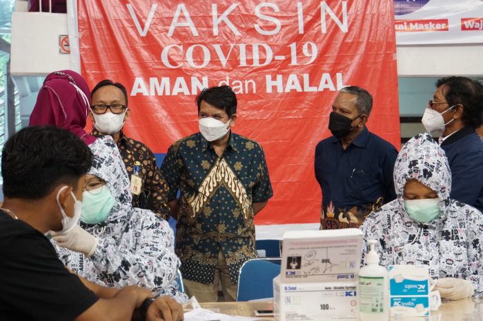 APINDO Kalimantan Timur bersinergi bersama BPJS Kesehatan serta instansi lainnya menggelar kegiatan vaksinasi bagi 2.500 orang. Kamis (9/9/2021). Foto : HO.