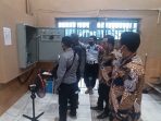 Petugas melakukan pengecekan instalasi listrik di Lapas Kelas IIA Balikpapan. Foto : HO/Humas Lapas Balikpapan.