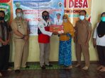 Penyaluran BLT DD yang memasuki tahap ke-9 disalurkan oleh Petinggi Kampung Jambuk, Syahril (tiga dari kanan) yang juga langsung dipantau oleh Camat Bongan, Ganjar Isukarso (tiga dari kiri) pada Senin (13/9/2021) Kemarin. Foto : HO.