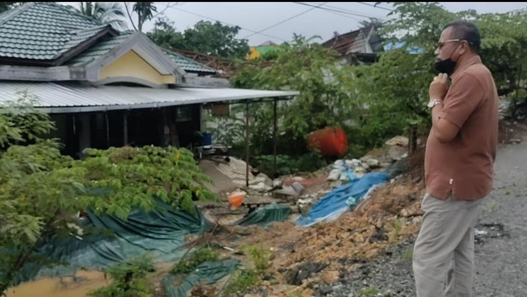 Anggota DPRD kota Balikpapan Dapil Balikpapan Utara, Syarifuddin Oddang, menanggapi permintaan masyarakat langsung meninjau ke lokasi longsor di jalan sungai Wain Km 15 Karang Joang, Minggu (12/9/2021) lalu. Foto : BorneoFlash.com/Muhammad Eko.