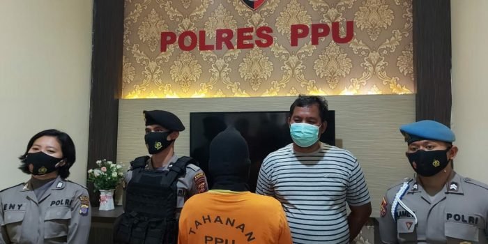 Kasat Reskrim Polres PPU Iptu Dian Kusnawan (kiri) didampingi Kanit Tipidter Ipda Andi Fatahuddin dalam konferensi pers kasus rudapaksa di Polres PPU, Senin (13/9/2021) sore. Foto : HO/Humas Polres PPU.