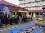 Polres Berau menggelar pemusnahan Barang Bukti (BB) Knalpot Racing di halaman Mapolres Berau Selasa (14/9/2021). Foto : HO/Humas Polres Berau.