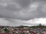 Cuaca awan hitam pekat menyelimuti kawasan di Balikpapan pada Rabu (15/9/2021). Foto : BorneoFlash.com/Muhammad Eko.