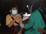 Sejumlah pelajar di Kutai Barat menjalani vaksinasi Covid-19 guna mendukung pelaksanaan pembelajaran tatap muka di sekolah. Foto : BorneoFlash.com/Lilis Suryani.