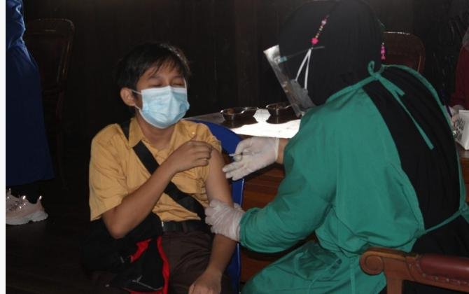 Sejumlah pelajar di Kutai Barat menjalani vaksinasi Covid-19 guna mendukung pelaksanaan pembelajaran tatap muka di sekolah. Foto : BorneoFlash.com/Lilis Suryani.