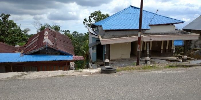 Kondisi tanah longsor yang menimpa bangunan warga di RT 33 Km 15 Jalan Sungai Wain, Kelurahan Karang Joang, Kecamatan Balikpapan Utara. Foto : BorneoFlash.com/Muhammad Eko.