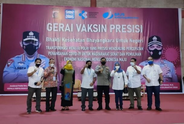 Sinergi BPJamsostek Adakan Vaksinasi dihadiri Oleh Deputi Direktur BPJamsostek Kalimantan Rini Suryani, Wakapolda Kalimantan Timur Brigjen Pol. Hariyanto, Ketua DPP Apindo Kalimantan timur M. Slamet Brotosiswoyo, Kepala Cabang BPJamsostek Balikpapan Hazairin Hasan, (BSCC) Dome, Jumat (17/09/2021). Foto : HO.