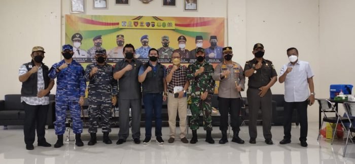 Sebanyak 1.250 warga mengikuti pelaksanaan di Kelurahan Graha Indah, Balikpapan Utara. vaksin bersama yang digelar Pemerintah Kota Balikpapan, DPRD Balikpapan, TNI, Polri, yang bekerja sama dengan Kelurahan Graha Indah dan Lembaga Pemberdayaan Masyarakat (LPM). Sabtu (18/9/2021). Foto : BorneoFlash.com/Muhammad Eko.