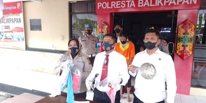 Pelaku KDRT saat dirilis di Polresta Balikpapan, Senin (20/9/2021).