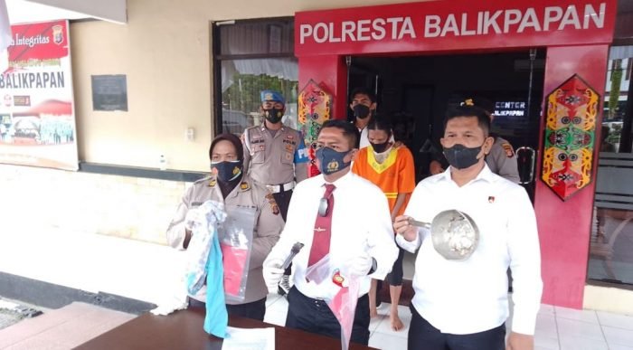 Pelaku KDRT saat dirilis di Polresta Balikpapan, Senin (20/9/2021).