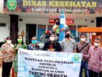 Kepala Dinas Kesehatan Kutai Barat, dr. Ritawati Sinaga saat menerima bantuan tabung oksigen dari salah satu perusahaan swasta di Kutai Barat. Foto : HO/Humas Pemkab Kubar.