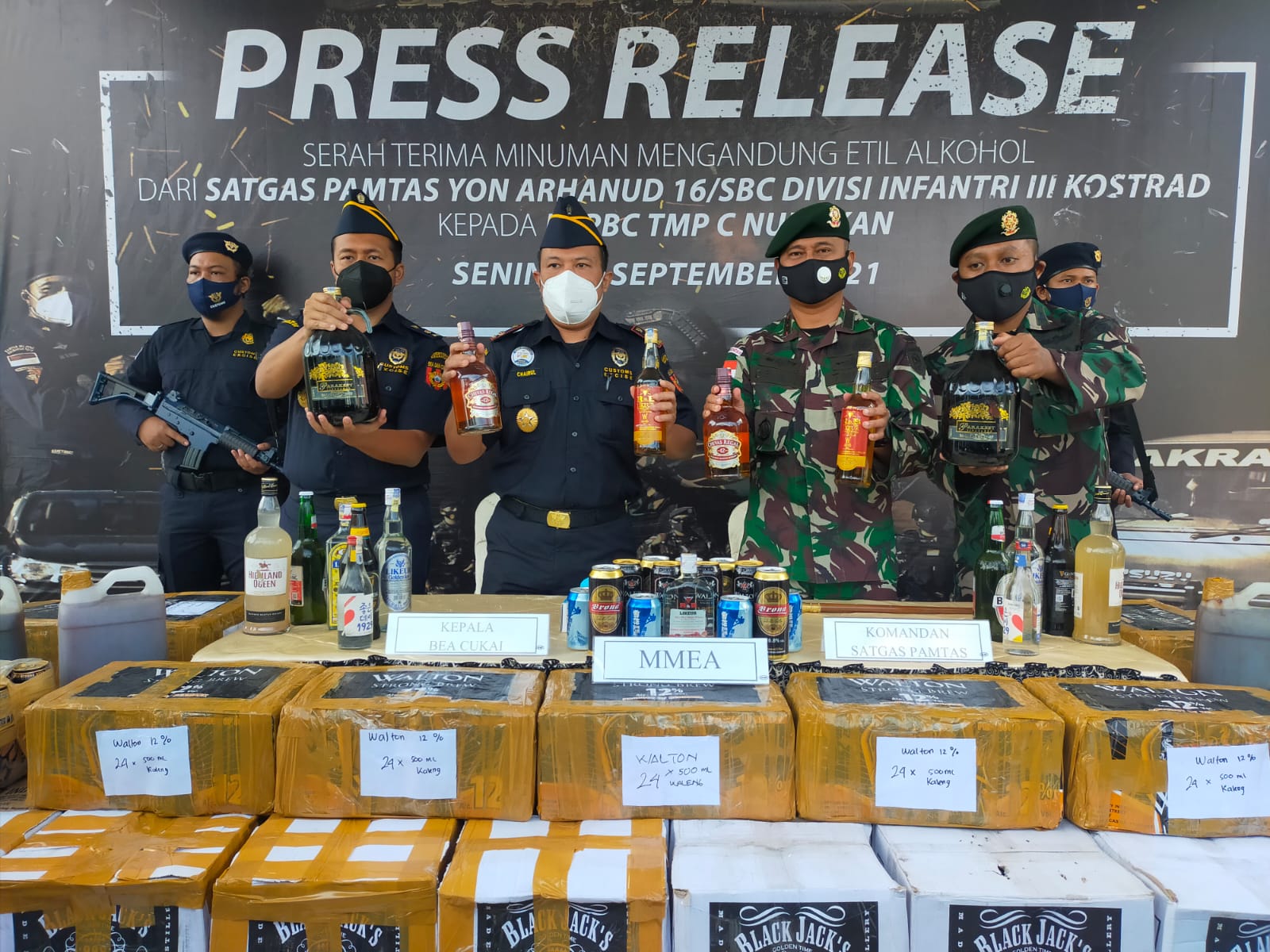 KPP Bea Cukai Nunukan Terima Barang Bukti Ribuan Miras Ilegal Hasil Operasi Satgas Yonarhanud 16/SBC 