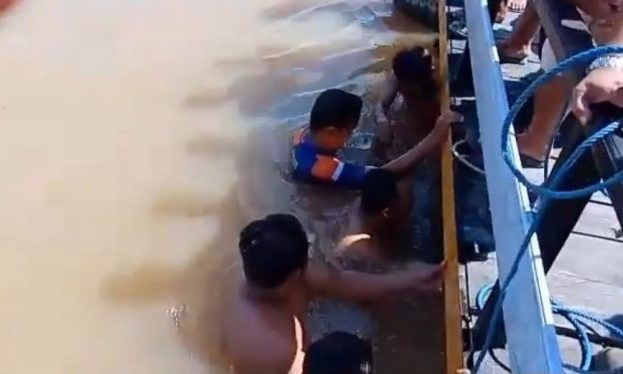 Warga ikut membantu mengevakuasi jasad pemancing yang tenggelam di Pelabuhan Melak, Kutai Barat. Foto/HO.