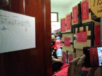 Proses penggeledahan oleh tim penyidik Kejari Kubar yang dilakukan di Disdikbud Kubar pada Selasa (21/9/2021). Foto : BorneoFlash.com/Lilis Suryani.