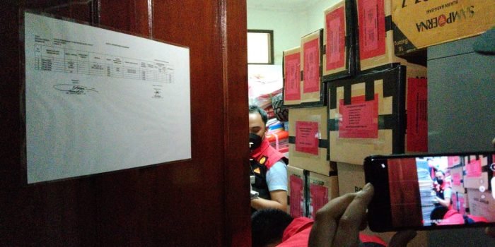 Proses penggeledahan oleh tim penyidik Kejari Kubar yang dilakukan di Disdikbud Kubar pada Selasa (21/9/2021). Foto : BorneoFlash.com/Lilis Suryani.