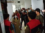 Tim Penyidik Kejaksaan Negeri  (Kejari) Kutai Barat menggeledah kantor Dinas Pendidikan dan Kebudayaan Kabupaten (Disdikbud) Kubar dan DPTMPSP Kubar pada Selasa (21/9/2021). Foto : BorneoFlash.com/Lilis Suryani.