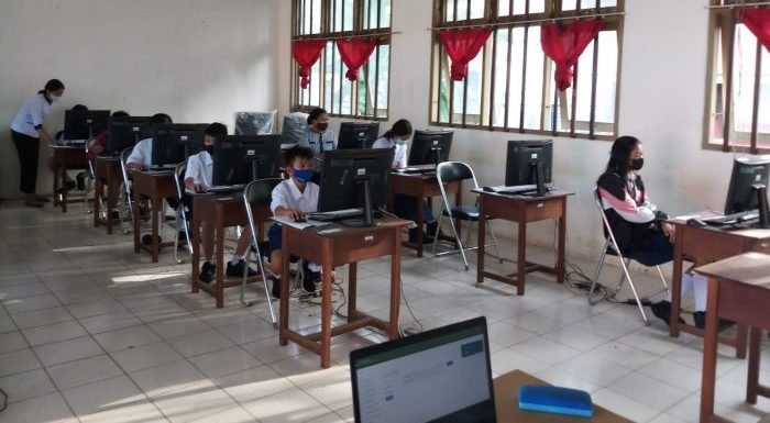 Pelaksanaan simulasi atau kegiatan pra assesmen nasional berbasis komputer (ANBK) yang dilaksanakan SMP 4 Barong Tongkok, kabupaten Kutai Barat. Foto : BorneoFlash.com/Lilis Suryani.