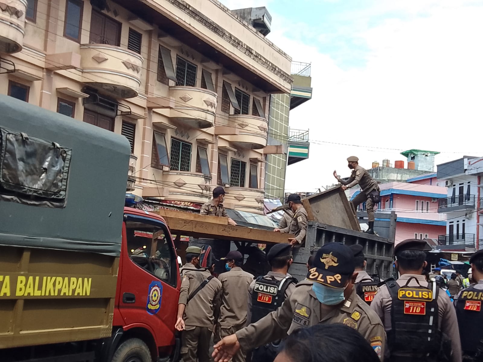 Satpol PP Balikpapan Kembali Lakukan Penertiban PKL Pasar Pandan Sari