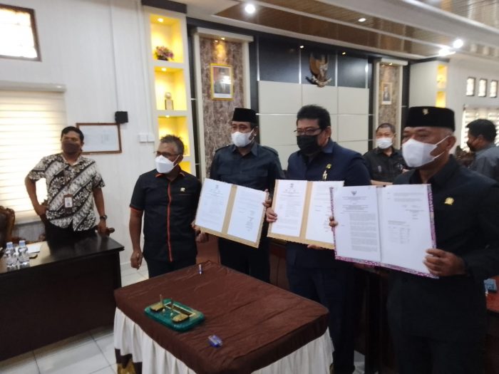 Dewan Perwakilan Rakyat Daerah (DPRD) Balikpapan Gelar pembahasan Rancangan Anggaran Pendapatan Belanja Daerah Perubahan (R-APBD P) tahun 2021 dan telah di Sahkan. Kamis (23/9/2021). Foto : BorneoFlash.com/Muhammad Eko.