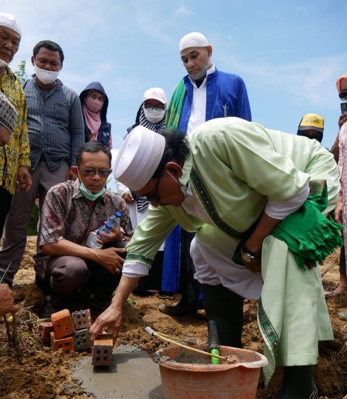 peletakan batu pertama pembangunan Masjid Darul Istiqomah yang langsung dipimpin oleh Ketua Majelis Ulama Indonesia (MUI) Balikpapan Habib Mahdar Abu Bakar Al Qadri pada Minggu (26/9/2021) siang. Foto : HO.
