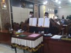 DPRD Kota Balikpapan bersama Wali Kota Balikpapan Rahmad Mas'ud, menggelar Rapat Paripurna secara virtual zoom meeting, membahas tentang revisi Peraturan Daerah (Perda) nomor 13 tahun 2015 tentang sampah rumah tangga, Senin (27/9/2021). Foto : BorneoFlash.com/Muhammad Eko.