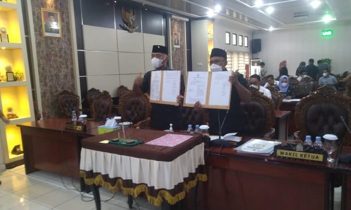 DPRD Kota Balikpapan bersama Wali Kota Balikpapan Rahmad Mas'ud, menggelar Rapat Paripurna secara virtual zoom meeting, membahas tentang revisi Peraturan Daerah (Perda) nomor 13 tahun 2015 tentang sampah rumah tangga, Senin (27/9/2021). Foto : BorneoFlash.com/Muhammad Eko.