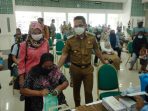 Wali Kota Balikpapan H Rahmad Mas'ud SE  Saat meninjau secara langsung pelaksanaan vaksinasi di Embarkasi Haji, pada Senin (27/9/2021). Foto : BorneoFlash.com/Muhammad Eko.