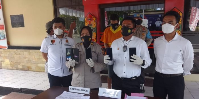 Satreskrim Polresta Balikpapan berhasil mengamankan pelaku spesialis pencurian jok motor dan memperlihatkan Barang Bukti dalam konferensi pers di Mapolresta Balikpapan pada Senin (27/9/2021). Foto : BorneoFlash.com/Muhammad Eko.