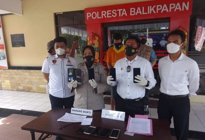Satreskrim Polresta Balikpapan berhasil mengamankan pelaku spesialis pencurian jok motor dan memperlihatkan Barang Bukti dalam konferensi pers di Mapolresta Balikpapan pada Senin (27/9/2021). Foto : BorneoFlash.com/Muhammad Eko.
