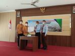 Penandatanganan MoU BPJS Kesehatan bersama dengan Kejari Kubar yang dilaksanakan di Aula Kantor Kejari Kubar pada Selasa (28/9/2021). Foto : BorneoFlash.com/Lilis Suryani.
