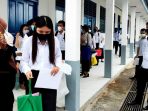 Peserta CPNS Kutai Barat tidak bisa menyembunyikan rasa kepanikan mereka hingga keluar ruangan gara-gara jaringan internet tiba-tiba lost connection saat tes SKD sedang berlangsung. Foto : BorneoFlash.com/Lilis Suryani.