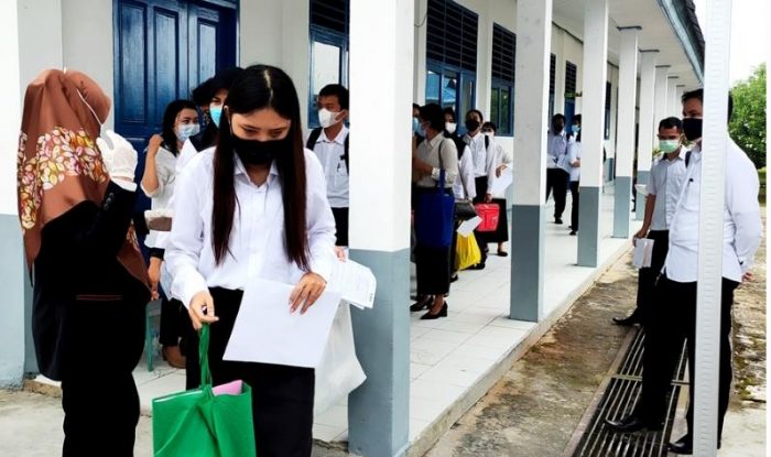 Peserta CPNS Kutai Barat tidak bisa menyembunyikan rasa kepanikan mereka hingga keluar ruangan gara-gara jaringan internet tiba-tiba lost connection saat tes SKD sedang berlangsung. Foto : BorneoFlash.com/Lilis Suryani.