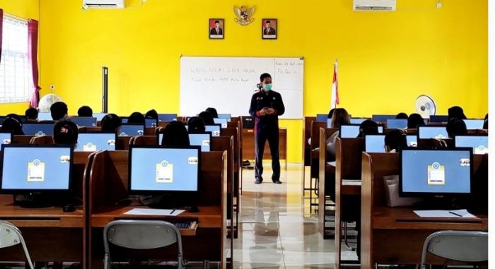 Para peserta calon aparatur sipil negara (CASN) Kutai Barat tampak antusias saat mengikuti seleksi kompetensi dasar (SKD). Foto : BorneoFlash.com/Lilis Suryani.