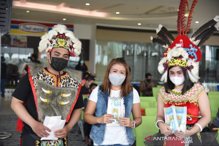 Pengelola Bandara Sepinggan Bagikan Masker dan Hand Sanitizer Kepada Penumpang