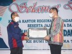 Bupati Paser dr Fahmi Fadli menerima dua penghargaan sekaligus dari Kepala Kantor Regional VIII Badan Kepegawaian Negara (BKN) RI. Foto : HO/Humas Paser.
