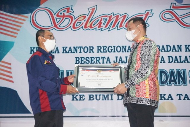 Bupati Paser dr Fahmi Fadli menerima dua penghargaan sekaligus dari Kepala Kantor Regional VIII Badan Kepegawaian Negara (BKN) RI. Foto : HO/Humas Paser.