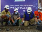 Ketua MTXL Axiata, Yanuar Tirta Kumaya (dua dari kanan) bersama Keuchik (Kepala) Desa Blang Beurandang, Faisal (kiri), Kadus Paya Sielimeng, Tgk. T Sulthani Spd.i dan Head of Online Marketing & Global Relation Rumah Zakat, Joko Pamungkas (kanan) melakukan peletakan batu pertama pembangunan Wakaf Masjid di Desa Blang Beurandang, Kecamatan Johan Pahlawan, Kabupaten Aceh Barat,  Sabtu (16/10/2021). Foto : HO.