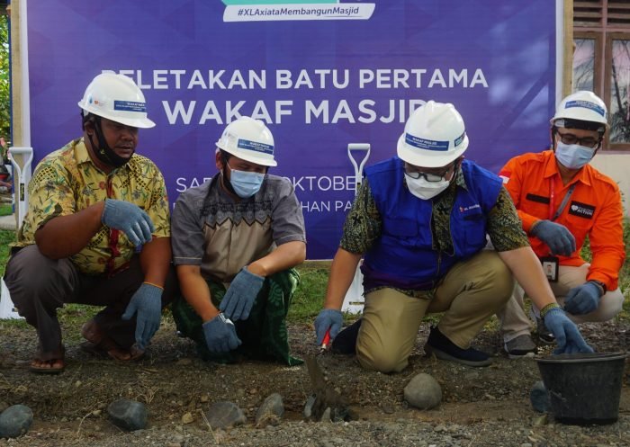 Ketua MTXL Axiata, Yanuar Tirta Kumaya (dua dari kanan) bersama Keuchik (Kepala) Desa Blang Beurandang, Faisal (kiri), Kadus Paya Sielimeng, Tgk. T Sulthani Spd.i dan Head of Online Marketing & Global Relation Rumah Zakat, Joko Pamungkas (kanan) melakukan peletakan batu pertama pembangunan Wakaf Masjid di Desa Blang Beurandang, Kecamatan Johan Pahlawan, Kabupaten Aceh Barat,  Sabtu (16/10/2021). Foto : HO.