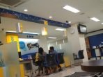 Nasabah melakukan transaksi di Kantor Cabang Bank BCA Pasar Baru Balikpapan. Foto : HO.