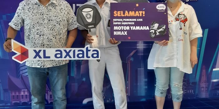 Head of Sales XL Axiata Greater Medan, Horas Lubis dan Group Head XL Axiata West, Region Desy Sari Dewi, bersama salah seorang pelanggan pemenang program undian “AXISNet Super Sureprize”, Ferdy Satrio Pratama, Senin (25/10/2021). Foto : HO.
