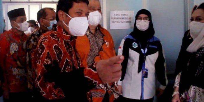 Direktur Utama BPJS Kesehatan dan Komisi IX DPR RI saat meninjau pelayanan di Puskesmas Sungai Siring Samarinda, Sabtu (09/10/2021). Foto : HO.