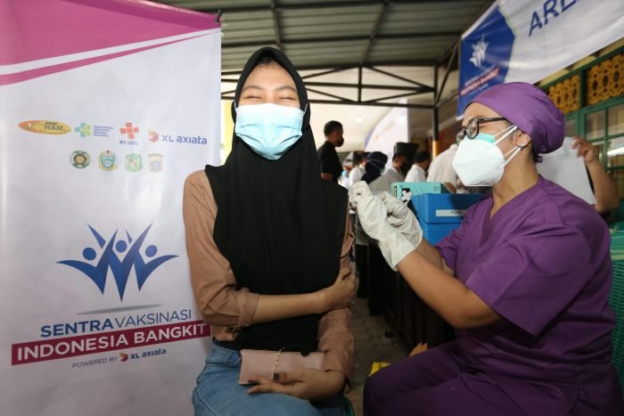 Vaksinator sedang menyuntikkan vaksin Covid-19 kepada warga di Sentra Vaksinasi Indonesia Bangkit yang berlangsung di Kantor Kecamatan Medan Selayang, Kota Medan, Sumatera Utara, Rabu (8/9/201). Foto : HO.