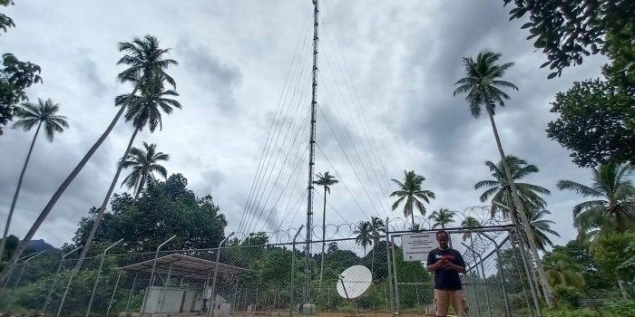 Seorang warga beraktivitas di dekat  infrastruktur jaringan 4G USO yang dikelola XL Axiata di Desa Mekar Jaya, Bunguran Barat, Natuna, Senin  (04/10/2021). Foto : HO.