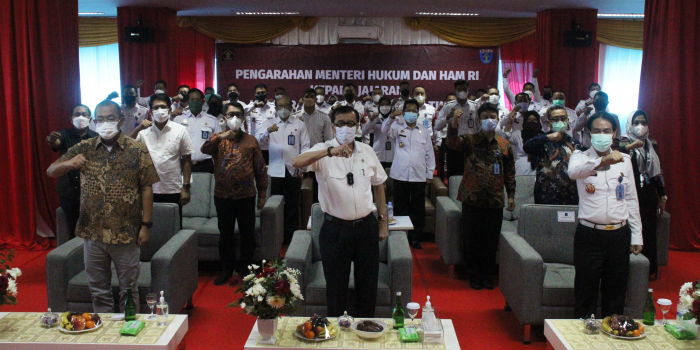 Menteri Hukum dan HAM RI, Yasonna H. Laoly melakukan kunjungan ke Kantor Imigrasi Kelas I TPI Balikpapan dalam rangka meninjau pelayanan serta sarana dan prasarana yang terdapat di Kantor Imigrasi Balikpapan pada Kamis (28/10/2021). Foto : HO.